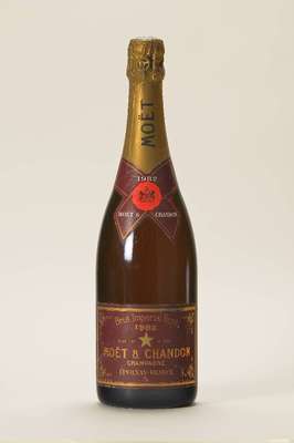 2 Flaschen Moet & Chandon Brut Imperial Rose , Champagne, Jahrgänge: 1x 1980 u. 1x 1982, je ca. 75 cl, Abstand zwischen Flaschenboden u. Wein: ca. ...
