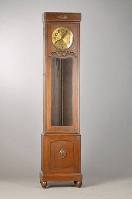Standuhr, Uhrenfabrik "Urgos" Schwenningen am Neckar, um 1930, Eichengehäuse im Stil der Zeit, furniert mit Applikationen, Schwungbereich ...