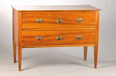 Kommode, süddeutsch, um 1820, Nussbaum massiv, 2-schübig, stark vereinfachte biedermeier-typische Form, konische Vierkantbeine, orig. Beschläge u. ...