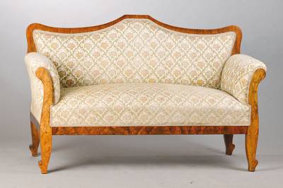 Spätbiedermeiersofa, deutsch, um 1860, Nussbaum- bzw. Wurzelnussfurnier auf Weichholzkorpus, l. geschwungene Form, üppige orig. Federung, Bezug in ...