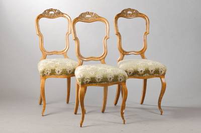 3er Satz Barockstühle, süddeutsch, um 1750, Nussbaum massiv, allseitig geschwungene Form, Rückenlehne ballonartig u. verkröpft, Bekrönung mit ...