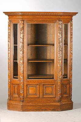 Vitrine, deutsch, um 1930, Eiche massiv, 3-seitig facettiert verglast, wuchtige Akanthusblattranken, trapezförmig, Flammleistenrahmen, Innen 3 ...
