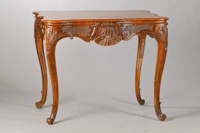 Barocktischchen, sog. console de milieu, um 1770, Eiche u. Buche massiv, allseitig geschweift u. gekröpft, Zarge mit feiner Kammmuschel- u. ...