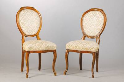 Paar Ballonrückenstühle, deutsch, um 1860, Nussbaum massiv, allseitig geschwungene Form, Louis-Philippe, Polster u. Bezug in gutem Zustand, H. ca. ...