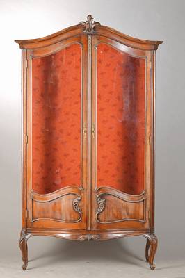 Vitrine im Barockstil, Ende 19.Jh., Buche massiv, Rokoko-Form, 2-türig, geschweifter Stollenfuß u. Zarge, frontseitig l. gewölbt, Akanthusblatt, ...