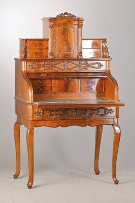 Damenrollbüro, wohl Frankreich, um 1860/70, Mahagoni- bzw. Pyramidenmahagonifurnier auf Weichholzkorpus, Tabernakelartiger Aufsatz mitTür, 4 ...