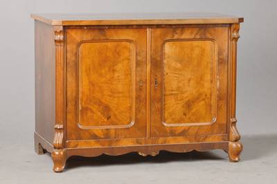 Halbschrank, mitteldeutsch, um 1860/70, Mahagoni- bzw. Pyramidenmahagonifurnier, - türig, je abgerundet kassettiert, geschweifte Zarge u. geriefte ...