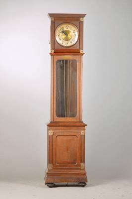 Jugendstil Standuhr, deutsch um 1905, Eiche/Furniergehäuse mit Jugendstilornamenten,profiliert und kanneliert, Messingzifferblatt,Widmungsplakette ...