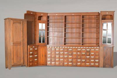 Umfangreiche Jugendstil-Apotheke, um 1910/15, lt. Einlieferer ehemals Teile der Wormser Stadtapotheke, Eiche massiv, Beschriftungen in Porzellan u. ...