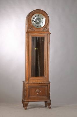 Standuhr, deutsch, um 1920/30, Eiche massiv,Schnitzarbeiten, Schwungbereich des Pendels facett. verglast, Rückwand mit altem Verkäuferetikett, ...