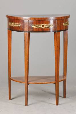 Halbmondkonsole, südwestdeutsch, um 1810/20,Korpus Weichholz, Nußbaum- und Mahagonifurnier, schwarze Pflaumenholzintarsien, 4 konische ...