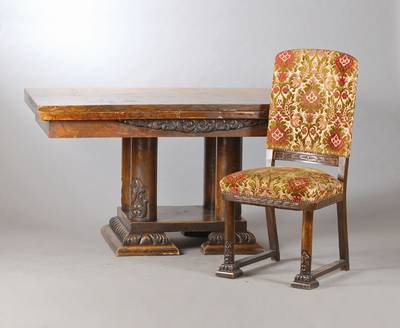 Ausziehtisch mit 6 Stühlen, deutsch, um 1910/15, Neu-Renaissance-Einflüsse, Platte in Nussbaumfurnier, zeittypische stilisierte Ornamentik, ...