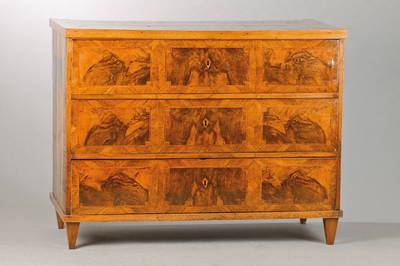 Louis-Seize-Kommode, süddeutsch, um 1770/80, Nussbaumfurnier auf Kreuzfuge verlegt, 14 Wurzelnussfurnierfelder in verkröpften Rechteckeinlagen, ...