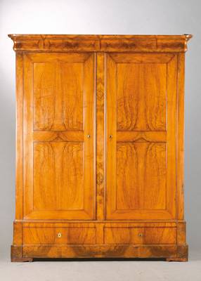 Schrank, wohl Baden, um 1860/70, Nussbaum massiv u. furniert z.T. auf Kreuzfuge verlegt, Konstruktionsteile z.T. in Eiche, profiliertes Gesims, ...