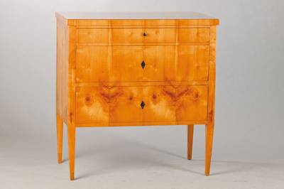 Kommode, süddeutsch, um 1810/20, Kirschbaumfurnier z.T. 3-fach gespiegelt verlegt, 3-schübig, orig. konische Vierkantbeine, 2-schübig mit orig. ...