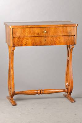 Lyra-Nähtischchen, süddeutsch, um 1820, Nussbaum massiv, 2-schübig, 1. Schub mit Einteilung, 2-fach Lyra-Stützen, mit Ausbesserungen, ca. ...