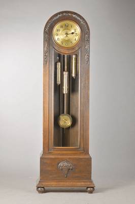 Standuhr, Gebr. Jauch, Schwennigen und um 1920/30, Weichholz, Eiche/Furnier, aufgelegte Schitzereien, Rocaillen, Blüten undBlätter, ...