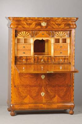 Standsekretär, wohl südwestdeutsch bzw. Frankreich, 1850/60, Nussbaum- bzw. Wurzelnussfurnier auf Weichholzkorpus, 3- schübig, Schreibklappe innen ...