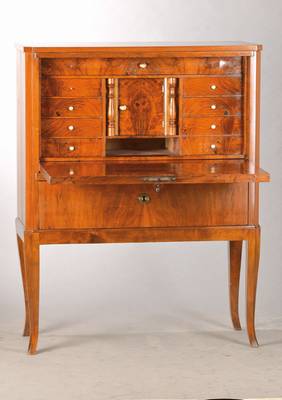 Standsekretär, deutsch, um 1900/10, Nussbaum- bzw. Wurzelnussfurnier auf Weichholzkorpus, Innenleben 9-schübig, 1-türig, 2 ...