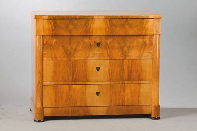 Biedermeierkommode, deutsch, um 1820, Nussbaum doppelt gespiegelt furniert, Schübe innen gegenfurniert, 4-schübig, orig. geschwärzte ...