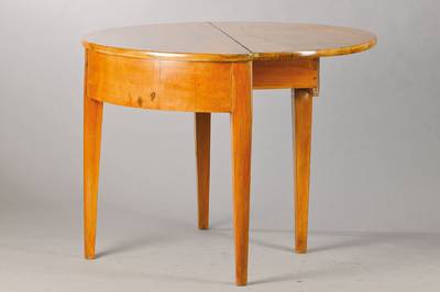 Demi-Lune-Tisch, deutsch, um 1820, Nussbaum massiv u. furniert, ausziehbarer Schub für Spielutensilien o.ä., als Konsole nutzbar, min. ...