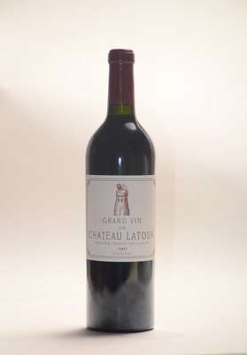 1 Flasche 2002 Grand Vin de Chateau Latour, Pauillac, Premier Grand Cru Classe, in Originalpapier eingewickelt, into neck, ca. 75cl, unverkostet, ...