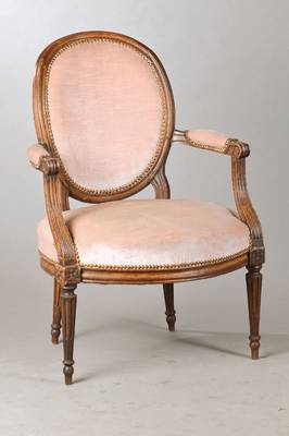 Louis-Seize-Sessel, um 1780, Nussbaum massiv, ovale Rückenlehne, fein geriefte Armlehnen, Rosettenschnitzerei u. konische runde kannelierte Beine, ...