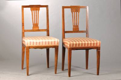 2 Stühle, um 1800,Nussbaum massiv, reiner Klassizismus, Rückenlehne in abstrakter Vasenversprossung, konische Vierkantbeine, Bezug u. Polster mit ...