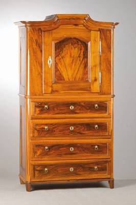 Wäscheschrank, wohl süddeutsch, Bodenseeregion, 1780/90, Nussbaum massiv bzw. Wurzelnussfüllungen, l. geschweifter Giebel, 1-türig u. 4-schübig, ...