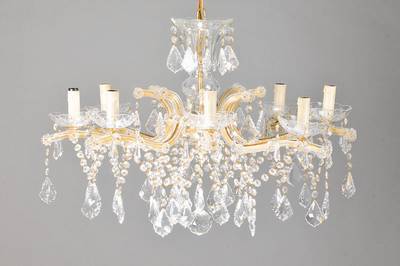 Prunkvoller Deckenleuchter, 1.H.20.Jh., reicher Prismen-, Tropfen- u. Rosettenbehang, vasenförmige ausladende Glassäule, 8 geschweifte Ausleger mit ...
