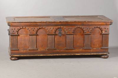 Flachdeckeltruhe, westdeutsch, um 1800, Weichholz, frontseitig in 5-facher renaissanceartigen Arkadenverzierung mit angedeuteten Pilaster u. vielen ...