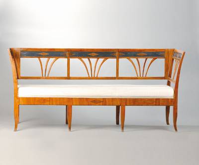Biedermeierbank, süddeutsch, um 1815, Kirschbaum massiv, 3-sitzer, Traversen der Rückenlehne partiell geschwärzt mit Rauteneinlagen, 5-fache ...
