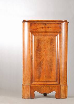 Eckschrank, norddeutsch, um 1860, Pyramidenmahagonifurnier auf Weichholzkorpus, 1-schübig u. 1-türig, mit Wellenprofil, l. gewölbte Front, Innen 2 ...