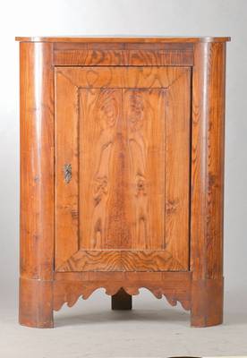 Eckschrank, norddeutsch, um 1860, Eschefurnier auf Weichholzkorpus, 1-türig, l. gewölbte Front, 2 Einlegeböden, geschweiftes Zargenstück, ...