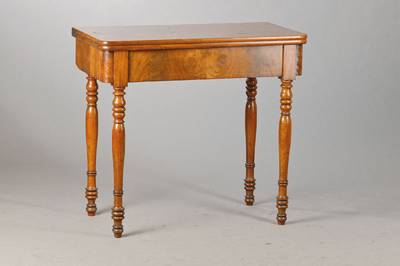 Spieltisch, wohl Pfalz bzw. südwestdeutsch, z.T. um 1820, Mahagoni- bzw. Pyramidenmahagonifurnier, reich gedrechselte Beine von 1820 oder früher, ...