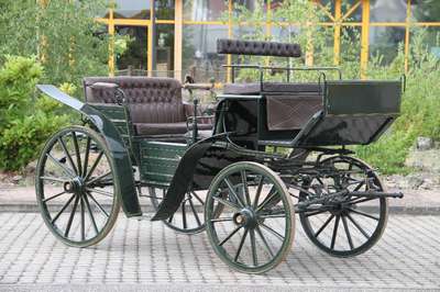 Park-/Jagdkutsche, um 1880, 2 Deichseln für Ein- oder Zweispänner vorhanden, Sitze in Leder braun, diese genoppt und z.T. geheftet, aufwendig in ...