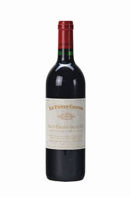 4 Flaschen 1990 Le Petit Cheval, Saint -Emilion Grand Cru, top shoulder bis into neck, unverkostet, je ca. 75 cl, Etiketten l. beschmutzt, Jean-Marc ...