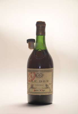 1 Flasche A.E. Dor Cognac Reserve No 8, Hors d'Age, Grande Champagne, ca. 70 cl, Abstand zur Kapsel, ca. 3,8 cm, unverkostet, mit ...