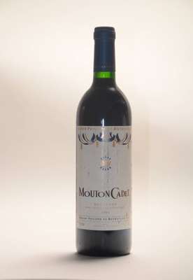 4 Flaschen 1991 Mouton Cadet, Baron Phiippe de Rothschild, Pauillac, je ca. 75 cl., into neck bis high fill, unverkostet, Etiketten teilw. besch. und ...