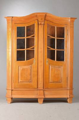 Vitrine, Oberrhein, um 1825/30, Kirschbaum massiv, geschweifter Giebel, Mittelstück als Pilaster ausgearbeitet, mit auf Rahmen gearbeitet, Türen ...