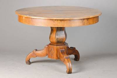 Tisch, Biedermeier, um 1830, Nußbaum massiv u. furniert, runde Platte mit zwei Schubladen in der Zarge, hexagonaler Schaft mit 3 Auslegern in Form ...