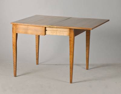 Spieltisch, deutsch, Nussbaum massiv, Platteaufklappbar mit stützendem Zargenschub, Kasten für Spielutensilien o.ä., konische Vierkantbeine, auch ...
