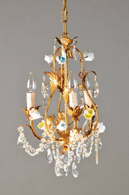 Kleine Deckenlampe, wohl Böhmen, um 1930, Metall mit reichem Glasgehänge, Porzellanrosendrei Brennstellen, Elektrifizierung nicht geprüft, H: ca. ...