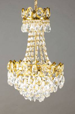 Deckenlampe, Mitte 20. Jh., drei Brennstellen, reiches Kristallgehänge, geschliffen, l. Altersspuren, Funktion nicht geprüft, H: ca. 77 cm, D: ca. ...