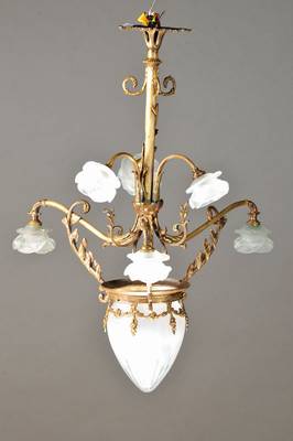 Deckenlampe, Frankreich, um 1910, Messing, mit geschliffener Mittelschale und 6 einzelnen Brennstellen mit Rosenschirmen, ein Schirm an einem Blatt ...