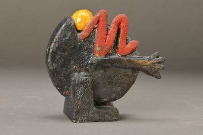 Ann Vinck, geb. 1953 Anvers, Konvolut aus zwei Skulpturen und zwei Radierungen, Skulpturen ca. 15 cm bzw. 33 cm, Radierungen Blattgr. ca. 28x19 cm