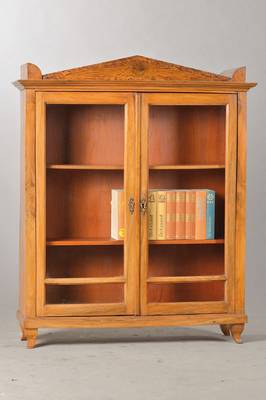 kl. Vitrine, Korpus um 1800, Umgebaut zum eigenständigen Möbel, 2-türig, Innen 2 Einlegeböden, Spitzgiebel aus der Zeit, Türen mit alter ...
