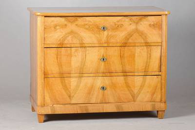 Biedermeierkommode, deutsch, um 1830/40, Nussbaum massiv z.T. doppelt gespiegelt furniert, 3-schübig, 3 orig. Schlösser, Füße u. Platte sek., ...
