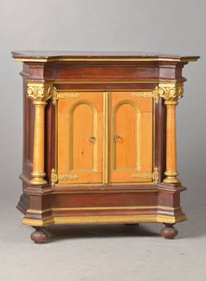 Barschränkchen, um 1880/90, wohl ursprünglich kl. Sakristeischränkchen, Weichholz gefaßt, 2-türig, Ecken hervorspringend verkröpft mit 2 ...