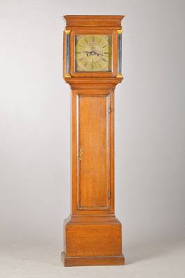 Standuhr, England, um 1820, Holzgehäuse profiliert, ebonisierte und kannelierte Dreiviertelsäulen flankieren das Uhrwerk, dreiseitig verglast, ...